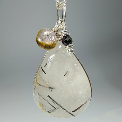 Colgante De Cuarzo Turmalinado, Turmalina Sandía Y Turmalina Negra en Cabuchón Gota de 29 mm