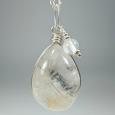 Colgante De Cuarzo Turmalinado Y Cuarzo Rosa Claro en Cabuchón Gota de 25 mm