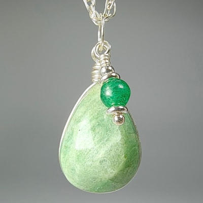 Colgante De Esmeralda Teñida Y Aventurina Verde en Cabuchón Gota de 17 mm1