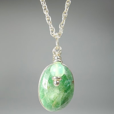 Colgante De Esmeralda Teñida Y Crisoprasa en Cabuchón Oval de 16 mm