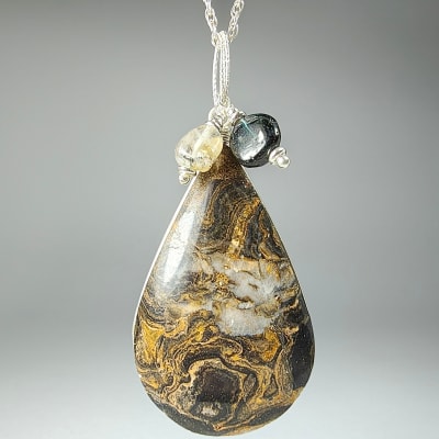 Colgante De Estromatolita, Turmalina Azul Y Cuarzo Rutilo en Cabuchón Gota de 45 mm