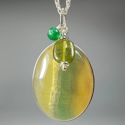 Colgante De Fluorita Amarilla, Fluorita Verde Y Epidota en Cabuchón Oval de 29 mm