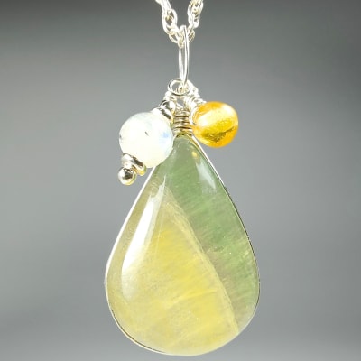 Colgante De Fluorita Amarilla, Piedra Luna Blanca Con Destello Azul Y Ámbar Mexicano en Cabuchón Gota de 25 mm