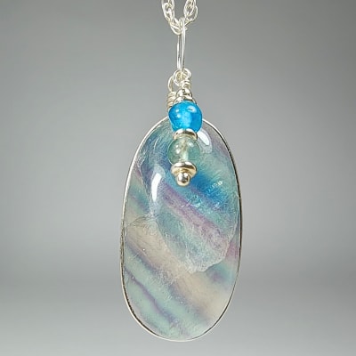 Colgante De Fluorita Azul, Apatita Azul Y Apatita Celeste en Cabuchón Oval de 31 mm1