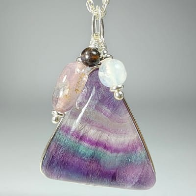 Colgante De Fluorita Multicolor, Cuarzo Amatista Lila Y Piedra Luna Blanca Con Destello Azul en Cabuchón Triangular de 34 mm1