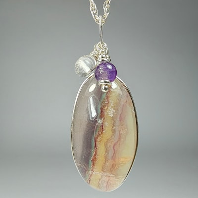 Colgante De Fluorita Multicolor, Cuarzo Amatista Y Cuarzo Cristal en Cabuchón Oval de 30 mm