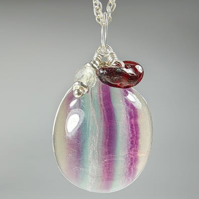 Colgante De Fluorita Multicolor, Labradorita Gris Y Granate Almandino en Cabuchón Oval de 23 mm