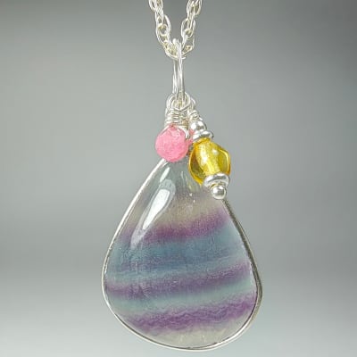 Colgante De Fluorita Multicolor, Ámbar Mexicano Y Turmalina Rosa en Cabuchón Gota desde 30 mm