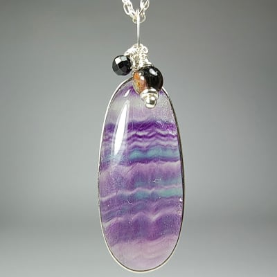 Colgante De Fluorita Multicolor, Turmalina Gris Multicolor Y Turmalina Negra en Cabuchón Oval de 34 mm