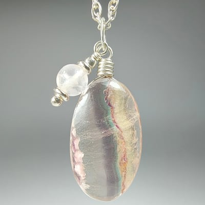 Colgante De Fluorita Multicolor Y Cuarzo Rosa Claro en Cabuchón Oval de 24 mm