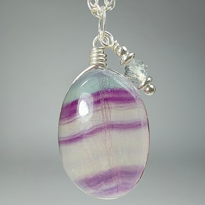 Colgante De Fluorita Multicolor Y Labradorita Gris en Cabuchón Oval de 23 mm1