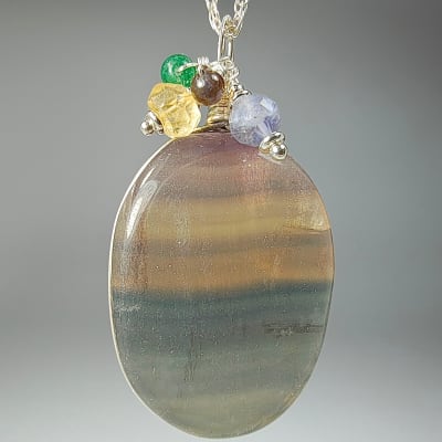Colgante De Fluorita Verde, Cuarzo Amatista Horneado Y Iolita en Cabuchón Oval de 39 mm1