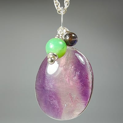 Colgante De Fluorita Violeta, Crisoprasa Y Iolita en Cabuchón Oval de 24 mm1