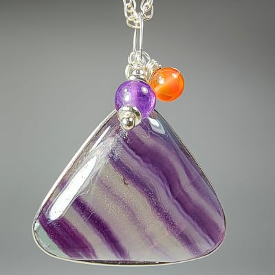 Colgante De Fluorita Violeta, Cuarzo Amatista Y Ágata Cornalina en Cabuchón Triangular de 23 mm