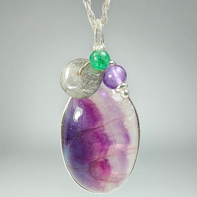 Colgante De Fluorita Violeta, Cuarzo Amatista Y Labradorita Gris en Cabuchón Oval de 28 mm