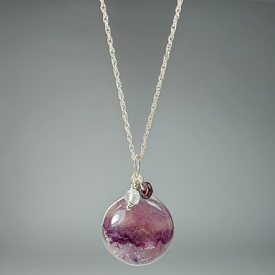 Colgante De Fluorita Violeta, Cuarzo Cristal Y Granate Almandino en Cabuchón Redondo de 24 mm