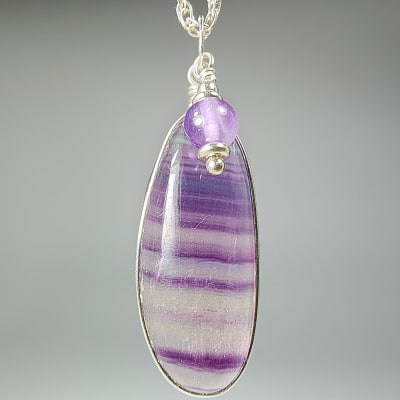 Colgante De Fluorita Violeta Y Cuarzo Amatista en Cabuchón Oval de 29 mm