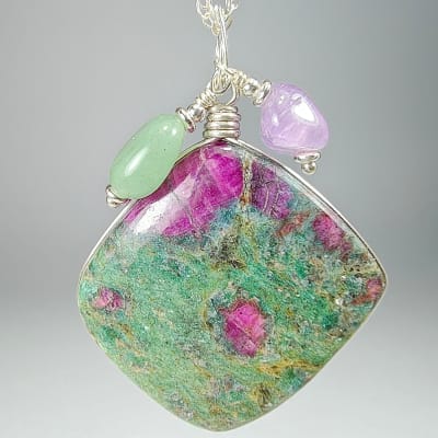 Colgante De Fuchsita, Rubí Y Cuarzo Amatista Lila en Cabuchón Cuadrado de 35 mm