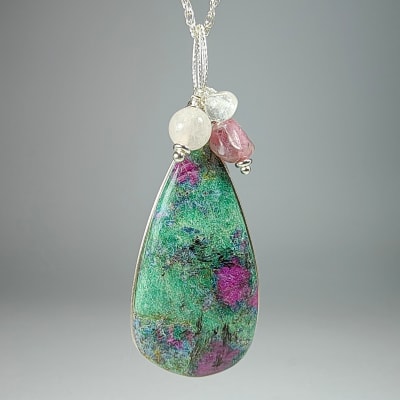 Colgante De Fuchsita, Rubí Y Cuarzo Rosa Claro en Cabuchón Gota de 40 mm1