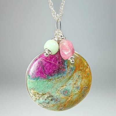 Colgante De Fuchsita, Rubí Y Turmalina Rosa en Cabuchón Redondo de 30 mm