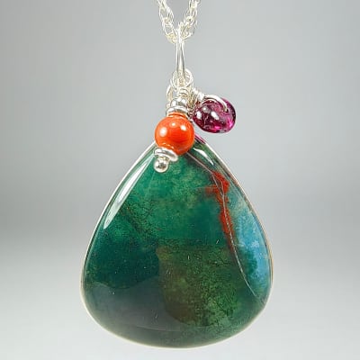 Colgante De Ágata Musgo, Jaspe Rojo Y Granate Almandino en Cabuchón Gota de 30 mm1