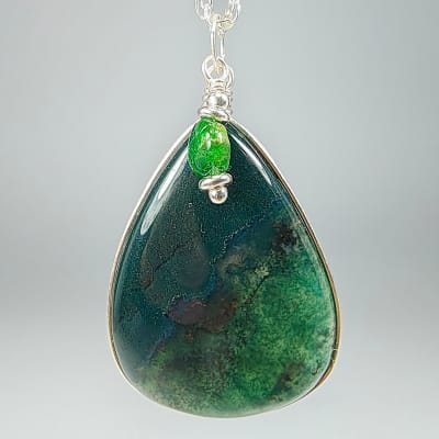 Colgante De Ágata Musgo Y Turmalina Verde en Cabuchón Gota de 35 mm1