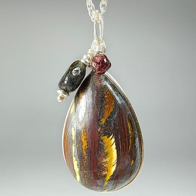 Colgante De Hematite, Ojo De Tigre Y Jaspe Rojo en Cabuchón Gota de 29 mm