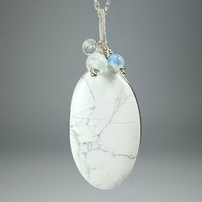 Colgante De Howlita, Piedra Luna Blanca Con Destello Azul Y Ópalo Celeste en Cabuchón Oval de 43 mm