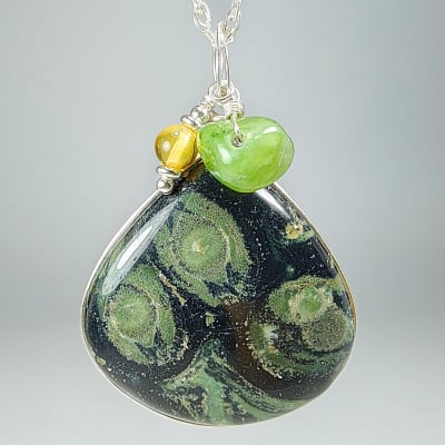 Colgante De Jaspe Kambaba, Nefrita Y Ámbar Mexicano en Cabuchón Gota de 31 mm