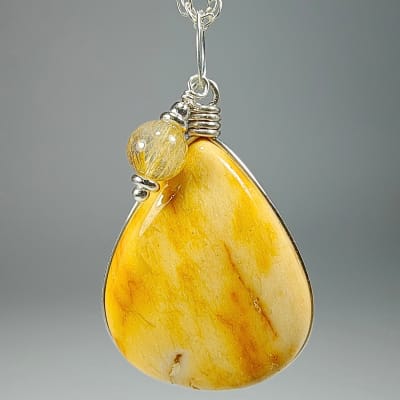 Colgante De Jaspe Mookaíta Mostaza Y Cuarzo Rutilo en Cabuchón Gota de 28 mm1