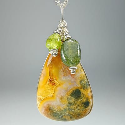 Colgante De Jaspe Orbicular, Epidota Y Peridoto en Cabuchón Gota de 32 mm