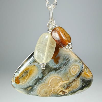 Colgante De Jaspe Orbicular, Turmalina Amarilla Y Aventurina Verde en Cabuchón Gota de 31 mm