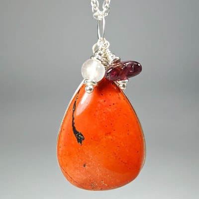 Colgante De Jaspe Rojo, Granate Almandino Y Cuarzo Cristal en Cabuchón Gota de 30 mm1