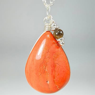 Colgante De Jaspe Rojo Y Granate Almandino en Cabuchón Gota de 24 mm