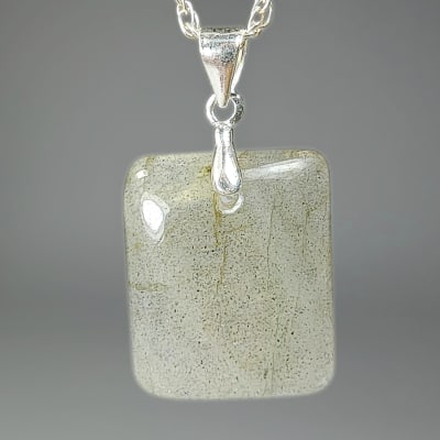 Colgante De Labradorita Gris en Cabuchón Rectangular de 19 mm1