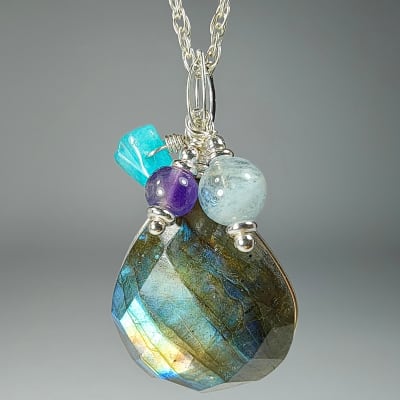 Colgante De Labradorita Verde, Aguamarina Y Cuarzo Amatista en Cabuchón Gota Facetado de 26 mm1