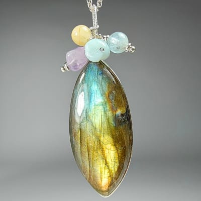 Colgante De Labradorita Verde, Aguamarina Y Cuarzo Amatista Lila en Cabuchón Vesica de 42 mm