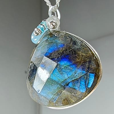 Colgante De Labradorita Verde, Aguamarina Y Cuarzo Cristal en Cabuchón Gota Facetado de 30 mm1