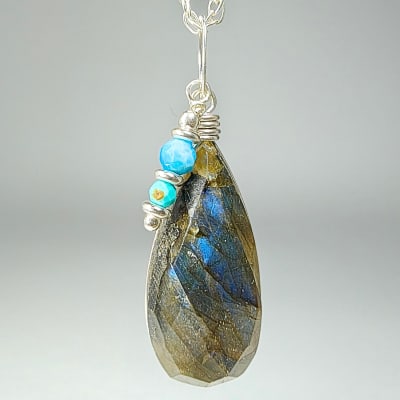 Colgante De Labradorita Verde, Apatita Azul Y Turquesa en Cabuchón Gota Facetado desde 27 mm1