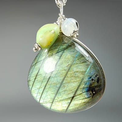 Colgante De Labradorita Verde, Crisoprasa Y Piedra Luna Blanca Con Destello Azul en Cabuchón Gota de 30 mm1
