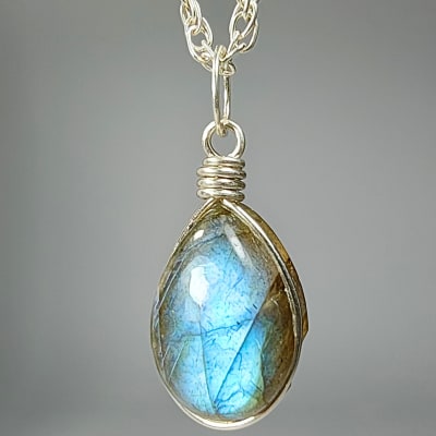 Colgante De Labradorita Verde en Cabuchón Gota de 14 mm1