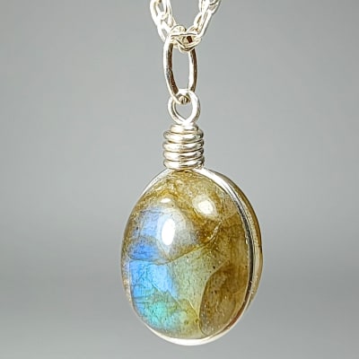 Colgante De Labradorita Verde en Cabuchón Oval de 10 mm