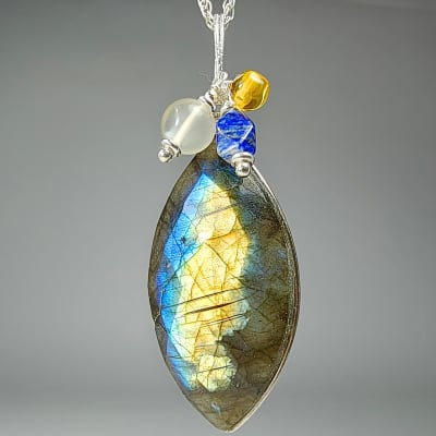 Colgante De Labradorita Verde, Lapislázuli Y Piedra Luna De Seda Gris en Cabuchón Vesica de 40 mm1