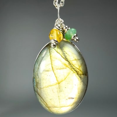 Colgante De Labradorita Verde, Ámbar Mexicano Y Crisoprasa en Cabuchón Oval de 30 mm1