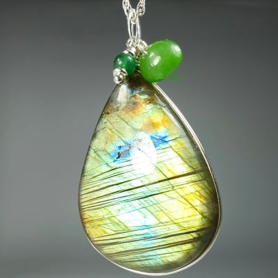 Colgante De Labradorita Verde, Nefrita Y Aventurina Verde en Cabuchón Gota de 40 mm1