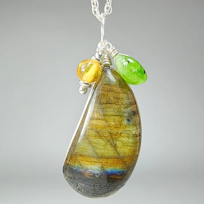 Colgante De Labradorita Verde, Nefrita Y Ámbar Mexicano en Cabuchón Gota de 28 mm