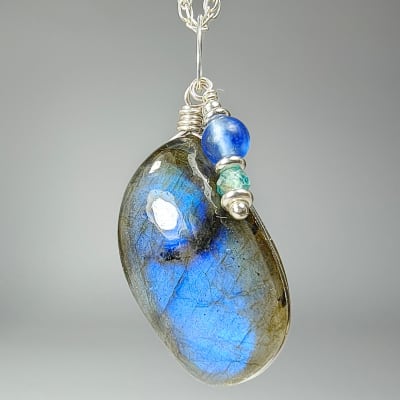 Colgante De Labradorita Verde, Sodalita Y Apatita Celeste en Cabuchón Romboide de 26 mm