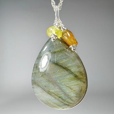 Colgante De Labradorita Verde, Turmalina Amarilla Y Granate Grosularita en Cabuchón Gota de 34 mm1