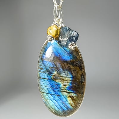 Colgante De Labradorita Verde, Turmalina Azul Y Ámbar Mexicano en Cabuchón Oval de 36 mm1