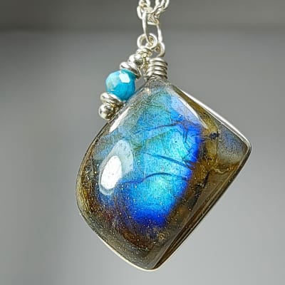 Colgante De Labradorita Verde Y Apatita Azul en Cabuchón Gota Triangular de 22 mm